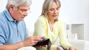 ZUS, chcąc zaoszczędzić, namawia emerytów do rezygnacji z usług listonoszy