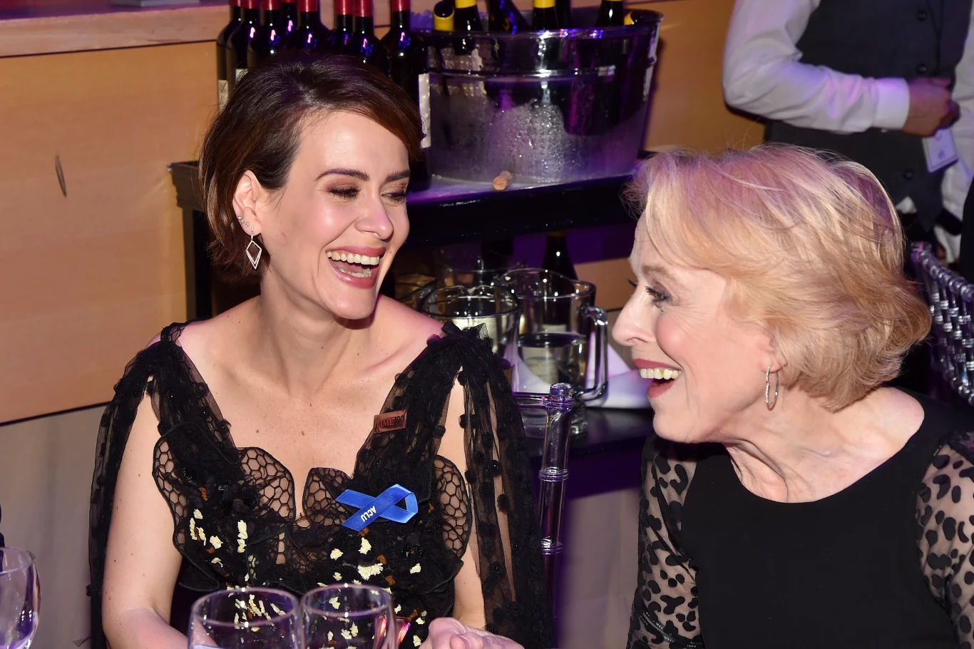 Sarah Paulson pozostaje w związku ze starszą o 32 lata aktorką Holland Taylor.

"Jeśli ktokolwiek chce marnować swój czas na nazywanie mnie dziwną tylko dlatego, że kocham najbardziej niesamowitą osobę na tej planecie, to jego problem" - Paulson przyznała w rozmowie z magazynem "Modern Luxury".

Mimo że aktorka nie przejmuje się już uwagami plotkarskich portali, przyznaje, że na początku związku z Taylor była bardziej sceptyczna. "Na początku, kiedy ludzie dowiedzieli się o mnie [i o Taylor], niektórzy mówili: 'Musisz być bardzo ostrożna, to może negatywnie wpłynąć na twoją karierę'" - Paulson przywoływała tamte czasy w rozmowie z "The Edit".