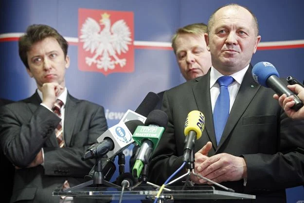Minister Marek Sawicki (P) podczas konferencji prasowej po spotkaniu z rolnikami w Białymstoku Minister Marek Sawicki (P) podczas konferencji prasowej po spotkaniu z rolnikami w Białymstoku