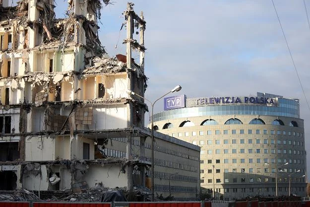 Trwa proces burzenia 45-letniego obiektu TVP na ul. Woronicza (z tyłu nowa tzw. Wieża Babel)
