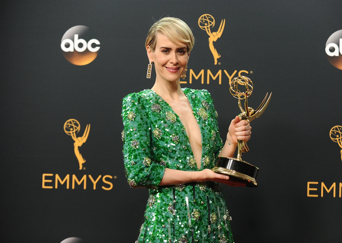 Aktorska karierę Paulson rozpoczęła bezpośrednio po szkole - w 1994 roku zagrała w jednym odcinku kryminalnego serialu "Prawo i porządek". Rok później partnerowała już Kathleen Turner w produkcji telewizji Hallmark "Friends at Last".

Pierwszą znaczącą kreację stworzyła jednak dopiero w 1999 roku w romantycznej komedii "Gorsza siostra", w którym wcieliła się w lesbijkę - siostrę granej przez   Juliette Lewis niepełnosprawnej umysłowo kobiety. Rok później oglądaliśmy ją u boku Mela Gibsona i Helen Hunt w filmie "Czego pragną kobiety".