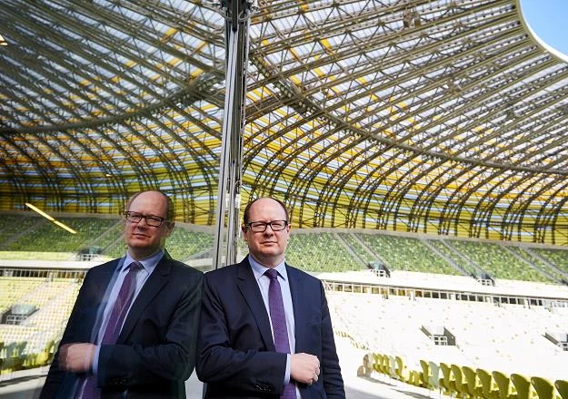 Prezydent Gdańska Paweł Adamowicz podczas konferencji prasowej na stadionie w Gdańsku