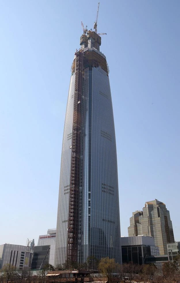 Lotte World Tower w Seulu ma już 100 pięter Lotte World Tower w Seulu ma już 100 pięter