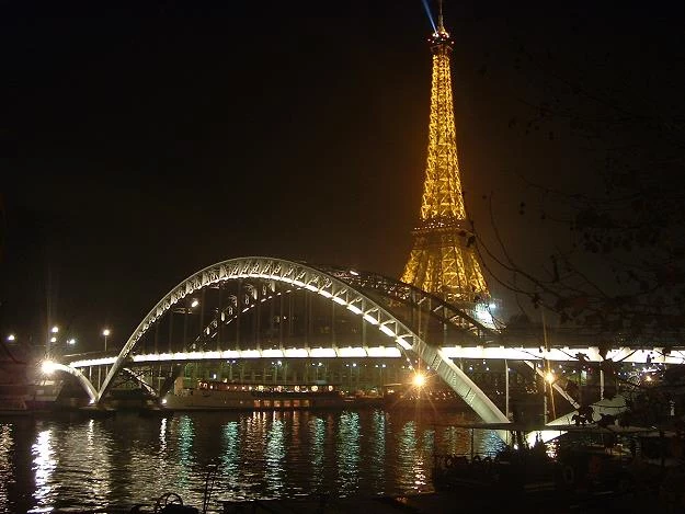 Paryż nocą