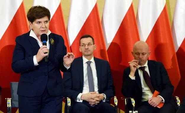 Premier Beata Szydło (L), wicepremier, Mateusz Morawiecki (C) i minister finansów Paweł Szałamacha