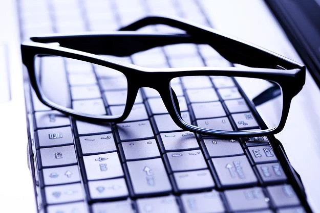 Pracownikowi przysługuje refundacja wydatków na szkła okularowe Pracownikowi przysługuje refundacja wydatków na szkła okularowe