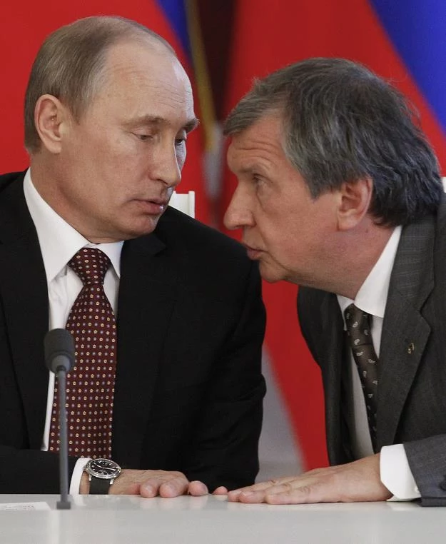 Władimir Putin (L) i Igor Seczin (P, Rosnieft)