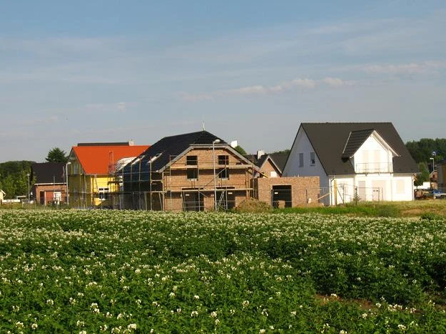 Chcesz wybudować dom na działce rolnej? Czeka cię mnóstwo formalności oraz spore opłaty Chcesz wybudować dom na działce rolnej? Czeka cię mnóstwo formalności oraz spore opłaty
