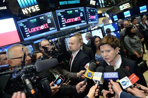 Premier Beata Szydło (P) rozmawia z dziennikarzami w gmachu nowojorskiej giełdy