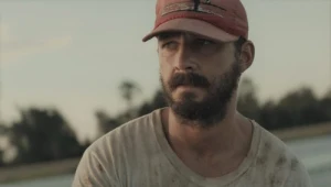 Shia LaBeouf w scenie z filmu "Sokół z masłem orzechowym"