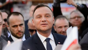 Prezydent RP Andrzej Duda (C) na leszczyńskim rynku