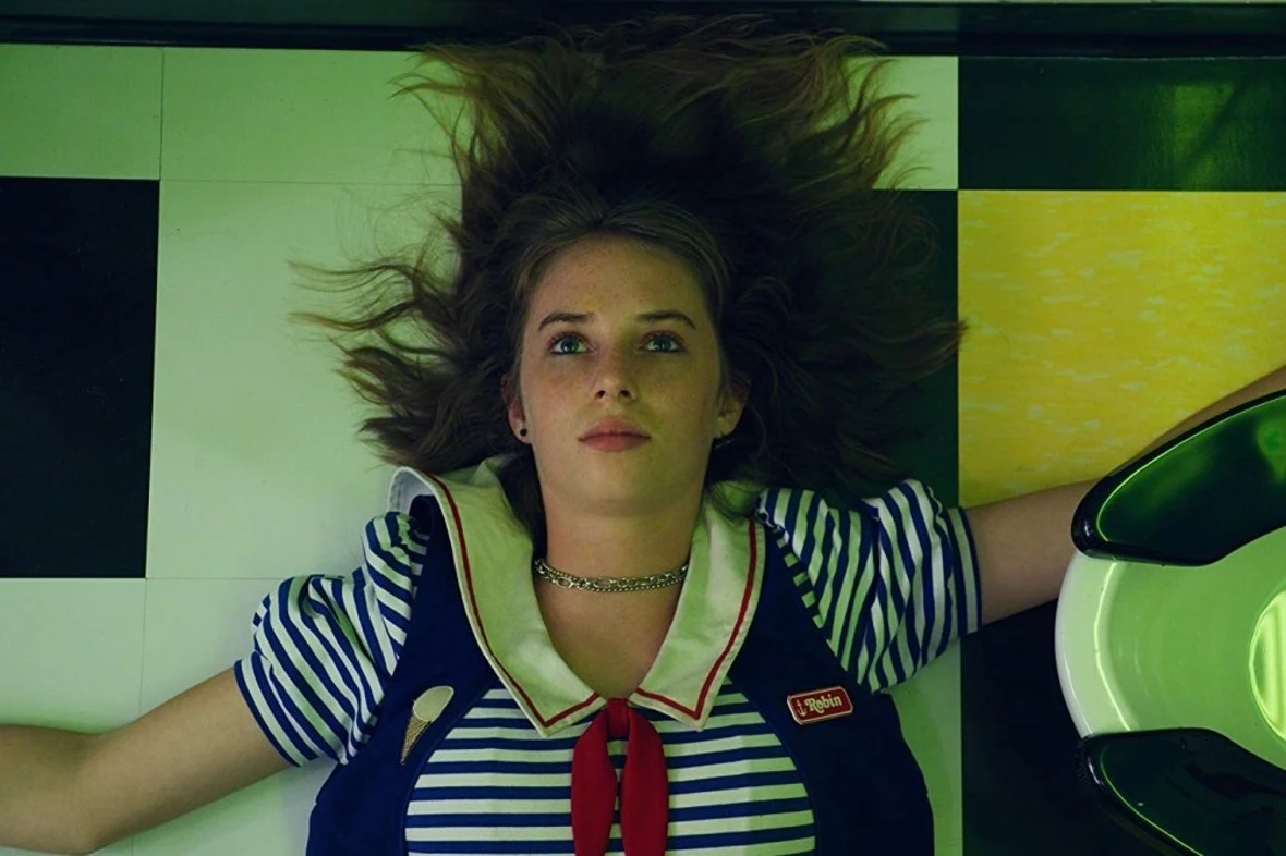 W 2019 roku Maya Hawke pojawiła się w "Stranger Things". Trzeci sezon popularnego serialu platformy Netflix nie należał do Jedenastki, Willa czy szeryfa Hoppera. Tym razem w produkcji braci Duffer liczył się tylko boski kwartet: Dustin, Steve, Erica i Robin. Serca widzów skradła szczególnie ta ostatnia. Dla Mai Hawke to była pierwsza tak duża rola. Postać Hawke bawiła, gdy z sadystyczną przyjemnością wyliczała porażki Steve'a, i wzruszała, gdy szczerze mówiła o swojej seksualności.