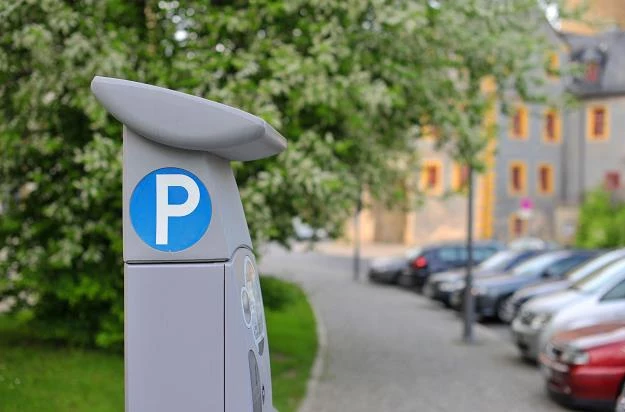 Opłacanie przez pracodawcę miejsc parkingowych dla pracowników zwiększa przychody