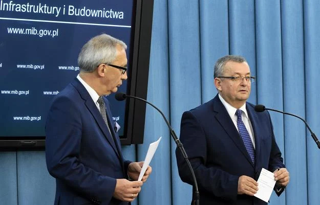 Minister infrastruktury Andrzej Adamczyk (P), wiceminister Kazimierz Smoliński. Fot. S. Kamiński Minister infrastruktury Andrzej Adamczyk (P), wiceminister Kazimierz Smoliński. Fot. S. Kamiński
