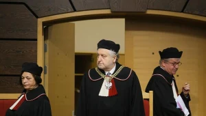 Przewodniczący trybunału Andrzej Rzepliński (C), sędziowie Andrzej Wróbel (P) i Teresa Liszcz (L)