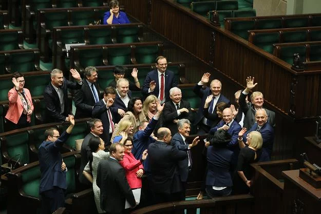 Prezes PiS Jarosław Kaczyński (C) w otoczeniu polityków partii