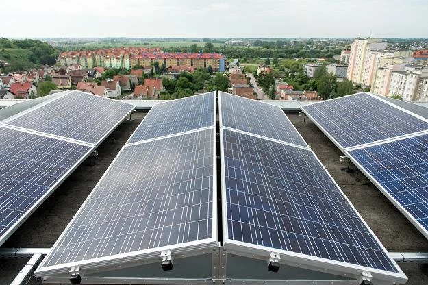 Instalacja fotowoltaiczna na budynku przy ul. Świeradowskiej we Wrocławiu Instalacja fotowoltaiczna na budynku przy ul. Świeradowskiej we Wrocławiu