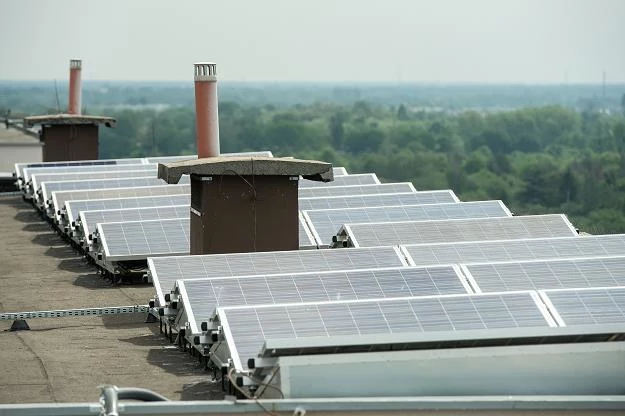 Instalacja fotowoltaiczna na budynku przy ul. Świeradowskiej we Wrocławiu Instalacja fotowoltaiczna na budynku przy ul. Świeradowskiej we Wrocławiu