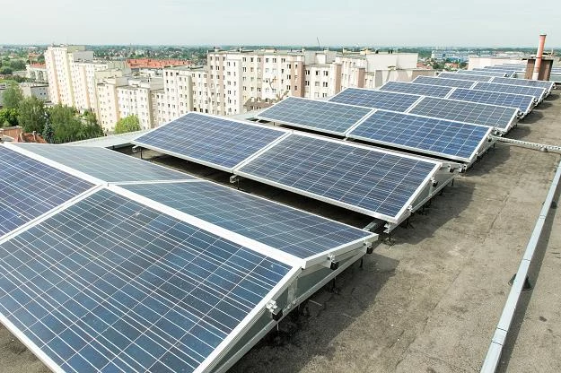 Instalacja fotowoltaiczna na budynku przy ul. Świeradowskiej we Wrocławiu Instalacja fotowoltaiczna na budynku przy ul. Świeradowskiej we Wrocławiu