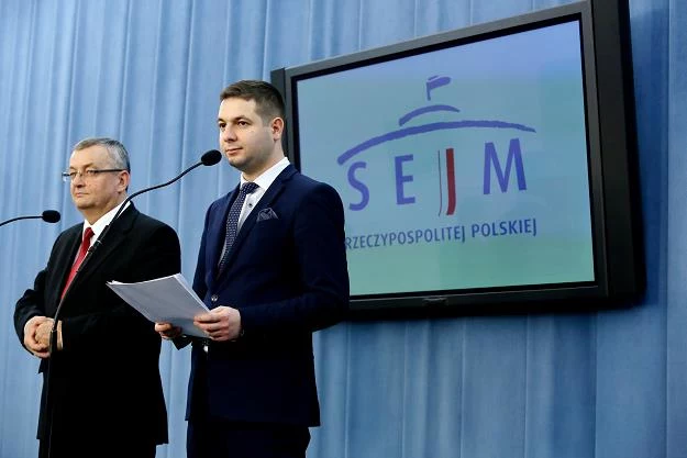 Minister infrastruktury Andrzej Adamczyk (L) i wiceminister sprawiedliwości Patryk Jaki