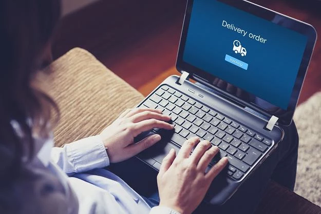 Nawet 80 proc. Polaków kupuje prezenty przez internet. To czas żniw dla cyberprzestępców