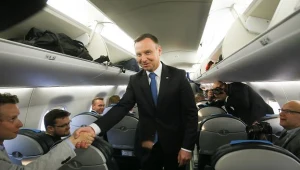 Prezydent Andrzej Duda (C) jest autorem projektu obniżenia wieku emerytalnego