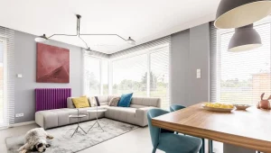 Jednym z najpopularniejszych i klasycznych sposobów oświetlenia podwieszonego sufitu jest żyrandol