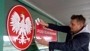 Zmiana tablicy na siedzibie Izby Celnej w Przemyślu
