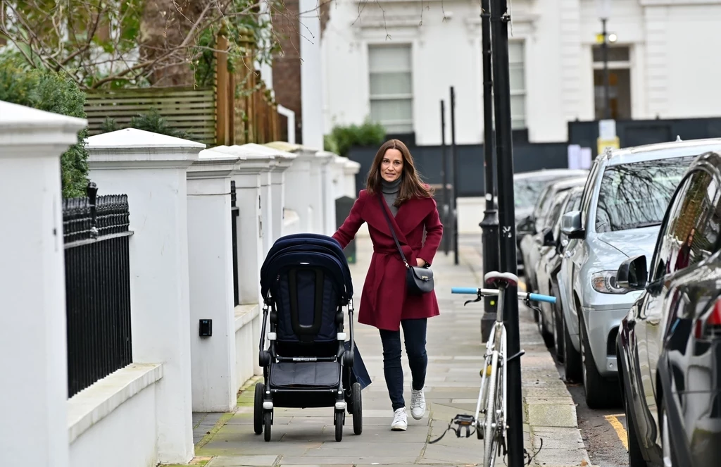 Spacer z dzieckiem? Żona finansisty na pierwszym miejscu stawia wygodę, ale nikt nie uwierzy w to, że Pippa Middleton nie patrzyła w lustro przed wyjściem... Zmęczona twarz? Wolałaby, żeby umknęła uwadze fotoreporterów. Siostra księżnej wie, jak to zrobić. Wystarczy kilka modowych sztuczek, aby odciągnąć uwagę paparazzi od podkrążonych oczu. Spacer z dzieckiem? Żona finansisty na pierwszym miejscu stawia wygodę, ale nikt nie uwierzy w to, że Pippa Middleton nie patrzyła w lustro przed wyjściem... Zmęczona twarz? Wolałaby, żeby umknęła uwadze fotoreporterów. Siostra księżnej wie, jak to zrobić. Wystarczy kilka modowych sztuczek, aby odciągnąć uwagę paparazzi od podkrążonych oczu.
