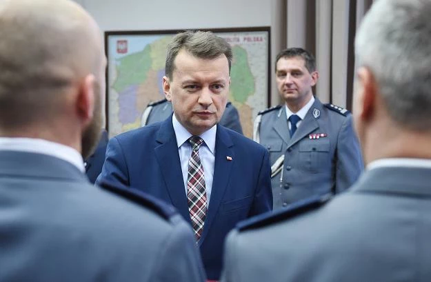 Minister spraw wewnętrznych i administracji Mariusz Błaszczak (C)