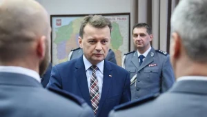Minister spraw wewnętrznych i administracji Mariusz Błaszczak (C)