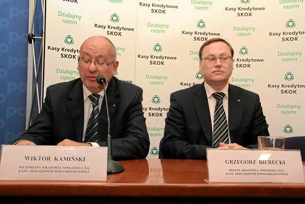 Zastępca dyrektora generalnego kasy krajowej SKOK, Wiktor Kamiński (L). Fot. Stefan Romanik