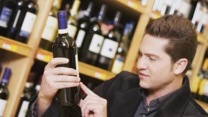 Banderole na butelkach z winem utrudniają handel i produkcję