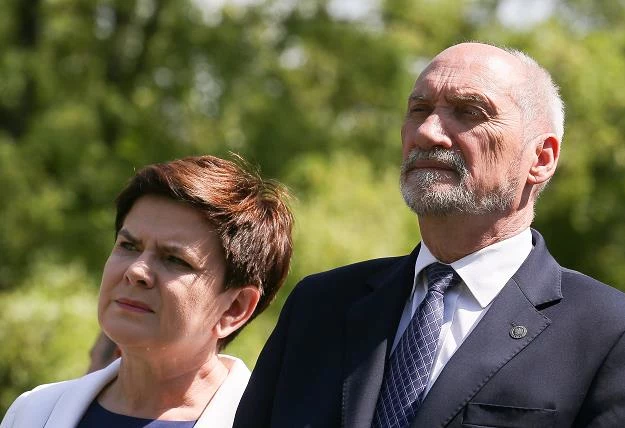 Minister obrony narodowej Antoni Macierewicz (P) i premier Beata Szydło (L)