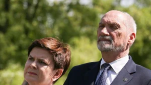 Minister obrony narodowej Antoni Macierewicz (P) i premier Beata Szydło (L)