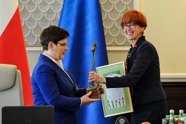 Premier Beata Szydło (L) i minister rodziny, pracy i polityki społecznej Elżbieta Rafalska (P)