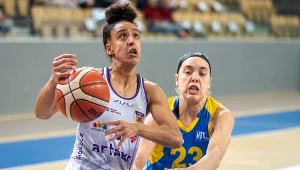 Koszykarka Artego Bydgoszcz Brianna Kiesel (z lewej)