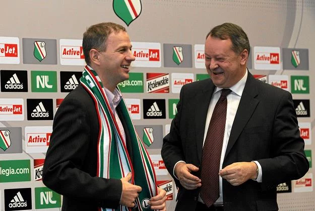 Piotr Bieliński (Action, L) w czasie prezentacji koszulek Legii z logo sponsora., 18.11. 2011 r.