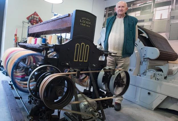 Starszy mistrz Józef Kłosiński obok odrestaurowanego motaka