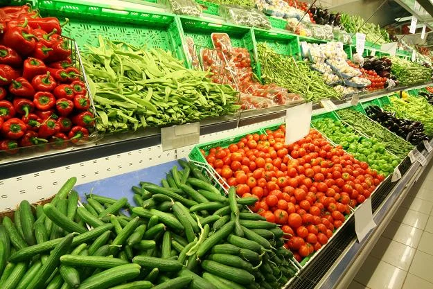 W hipermarketach za koszyk wybranych 12 warzyw zapłacimy ok. 50 zł W hipermarketach za koszyk wybranych 12 warzyw zapłacimy ok. 50 zł