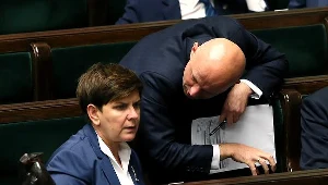 Premier Beata Szydło (L) i minister finansów Paweł Szałamacha w Sejmie