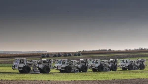 Wibrosejsy wysyłają falę akustyczną w głąb ziemi. Fot. Geofizyka Toruń
