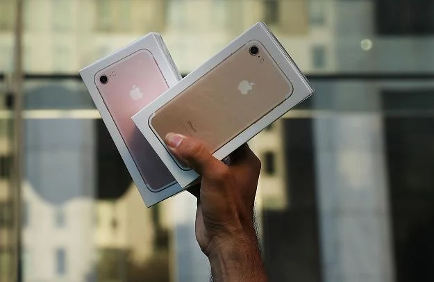 Phone 7 podbija ceny Appla