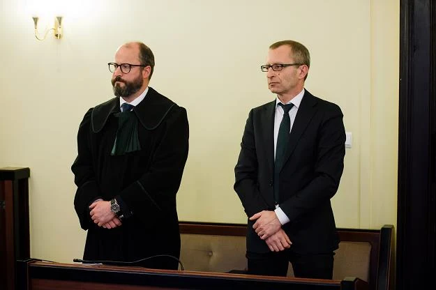 Dziennikarz Piotr Kubiak (P) i jego pełnomocnik dzisiaj w gdańskim sądzie