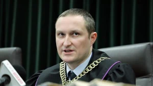 Sędzia Rafał Wagner w sali rozpraw sądu okręgowego w Warszawie
