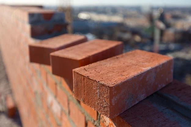 Budowa domu to dość kosztowna inwestycja, na którą warto się dobrze przygotować