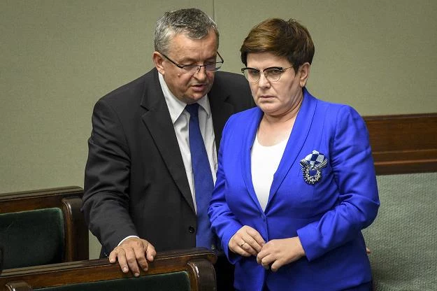 B. premier Szydło z ministrem Adamczykiem obiecywali budowę tanich mieszkań. Fot. Jacek Domiński