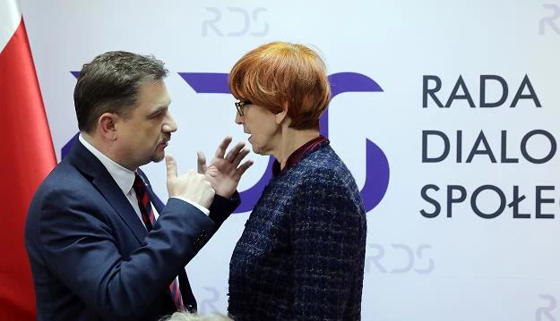 Minister pracy Elżbieta Rafalska (P) i przewodniczący Solidarności Piotr Duda