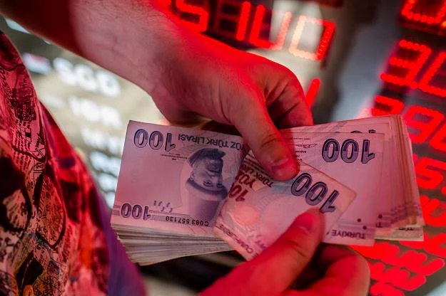 Tylko w piątek turecka waluta traciła momentami 13 proc. do dolara