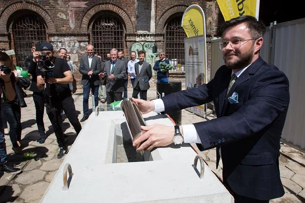 Kamień węgielny pod TEAL OFFICE i SEPIA OFFICE już wkopany (nz. kapsuła czasu)